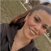 Profesora de matemáticas imparte clases a niños de primaria
